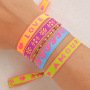 Vamos a utilizar la cinta con texto para crear pulseras moda