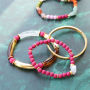 Dise&ntilde;a diversas joyas con abalorios acr&iacute;licos
