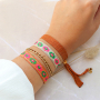 Dise&ntilde;a pulseras y cordones para el tel&eacute;fono con cinta 