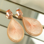 Ponte creativa con los pendientes de Crystal Glass