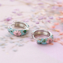 Trucos con los pendientes criollas met&aacute;licas TQ de lat&oacute;n con flores