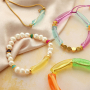 Ideas para pulseras con abalorios acr&iacute;licos, cuentas faceteadas y cinta con texto.