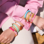 Ideas para pulseras con abalorios acr&iacute;licos, cuentas faceteadas y cinta con texto.
