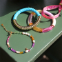 Ideas para pulseras con abalorios acr&iacute;licos, cuentas faceteadas y cinta con texto.