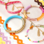 Ideas para pulseras con abalorios acr&iacute;licos, cuentas faceteadas y cinta con texto.