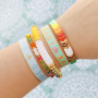 Ideas para pulseras con abalorios acr&iacute;licos, cuentas faceteadas y cinta con texto.