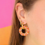 Ponte creativa con las fornituras para pendientes con rocallas