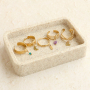 Ponte creativa con los anillos de acero inoxidable