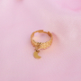 Ponte creativa con los anillos de acero inoxidable