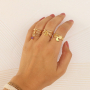 Ponte creativa con los anillos de acero inoxidable