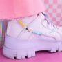 Dise&ntilde;a collares &uacute;nicos y cord&oacute;n sneaker con abalorios acr&iacute;licos de letras