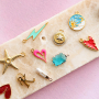 Inspiraci&oacute;n veraniega en joyer&iacute;a con colgantes met&aacute;licos DQ con esmalte