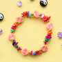 &iexcl;D&eacute;jate inspirar! Crea pulseras de abalorios con un toque alegre.