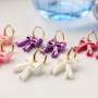 Ideas de joyer&iacute;a con colgantes lazo y pendientes coraz&oacute;n en acr&iacute;lico