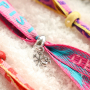 Crea pulseras, llaveros y regalos &uacute;nicos con cintas con texto