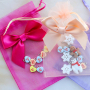 Crea regalos &uacute;nicos con bolsos de organza y adornos decorativos