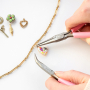 Crea un collar con colgantes met&aacute;licos funky con esmalte