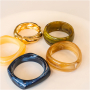Combina pulseras de resina con pulseras met&aacute;licas