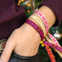 Crea pulseras y regalos festivos con cinta BY31&reg; y cascabeles