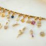 Crea collares y pulseras elegantes con colgantes y entrepiezas de lat&oacute;n TQ